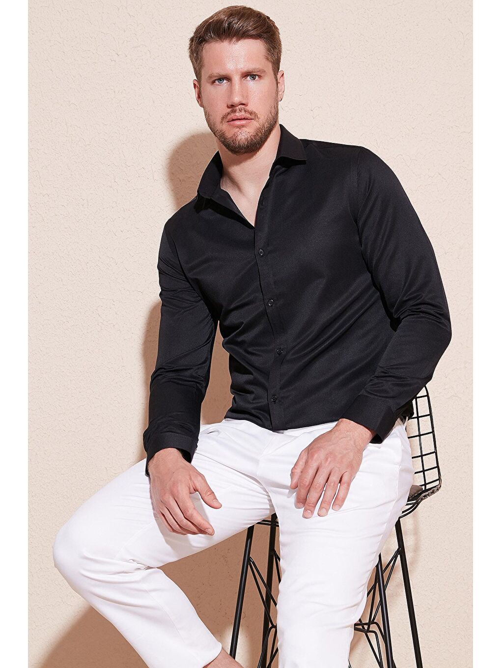 Siyah Pamuk Karışımlı Uzun Kollu Slim Fit Gömlek CF23S7491