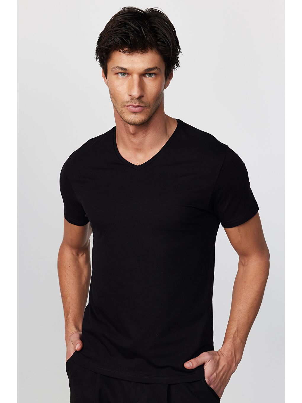 TUDORS Siyah Slim Fit V Yaka Düz Basıc Kısa Kol Tişört