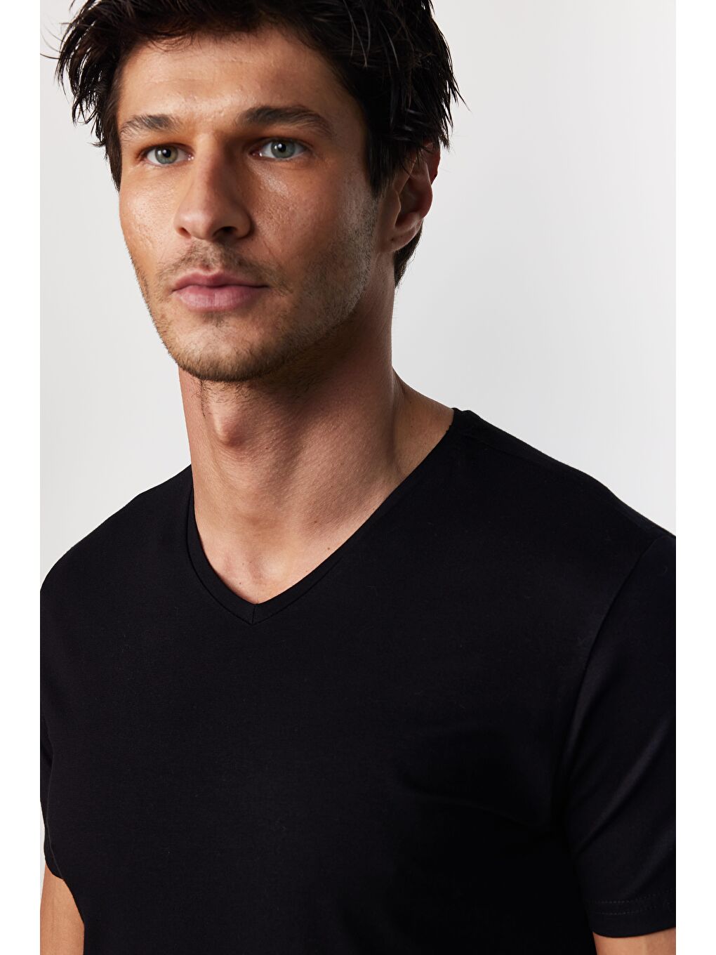 TUDORS Siyah Slim Fit V Yaka Düz Basıc Kısa Kol Tişört - 1