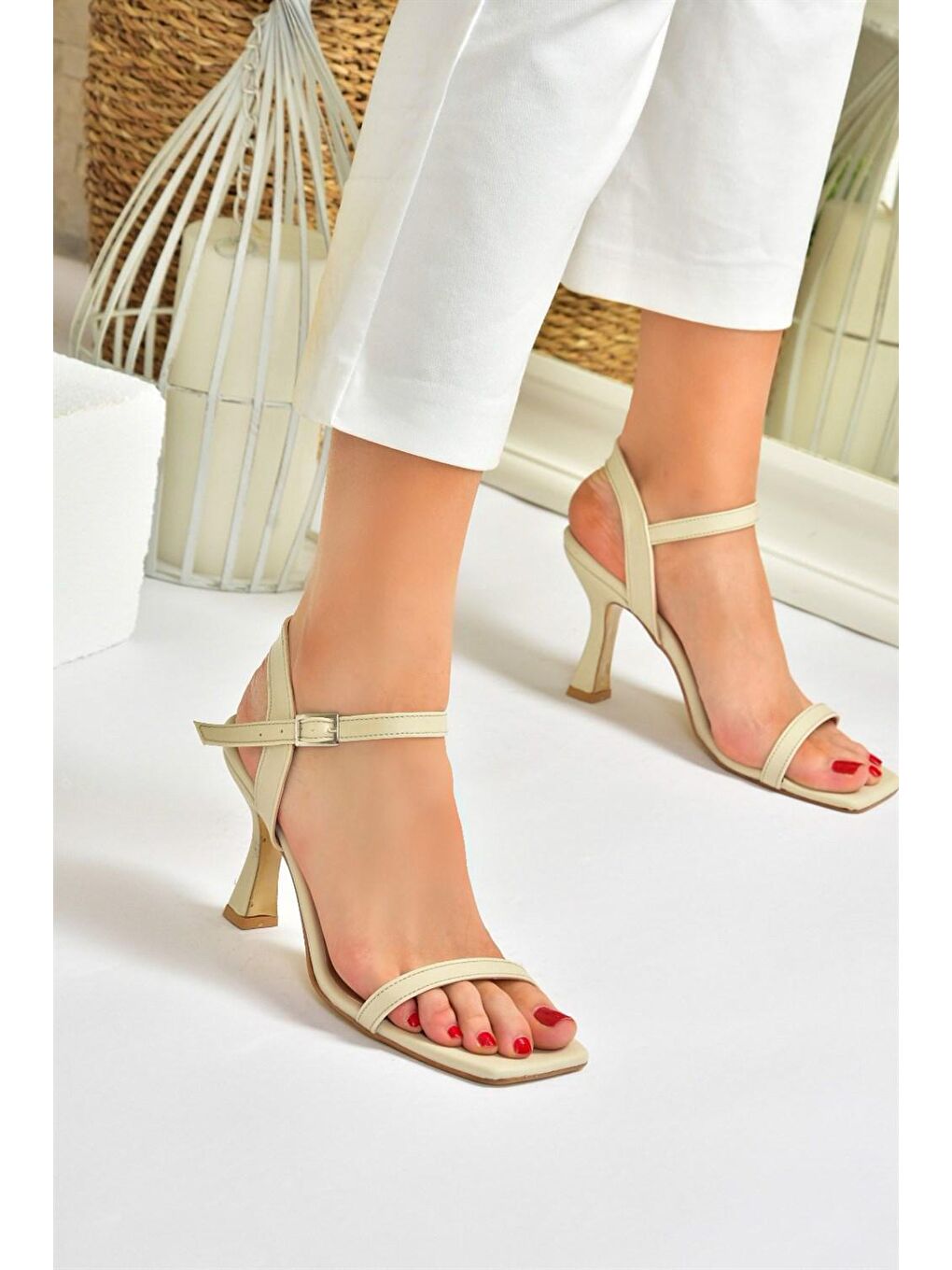 Bej Tek Bant Topuklu Ayakkabı M427671209-4