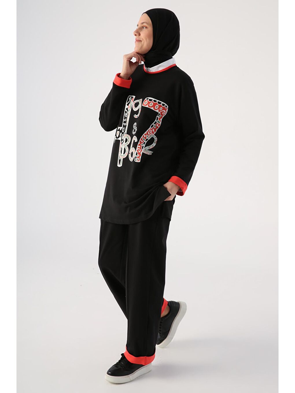 Siyah Pamuklu Üzeri Baskılı Garnili Pijama Takımı