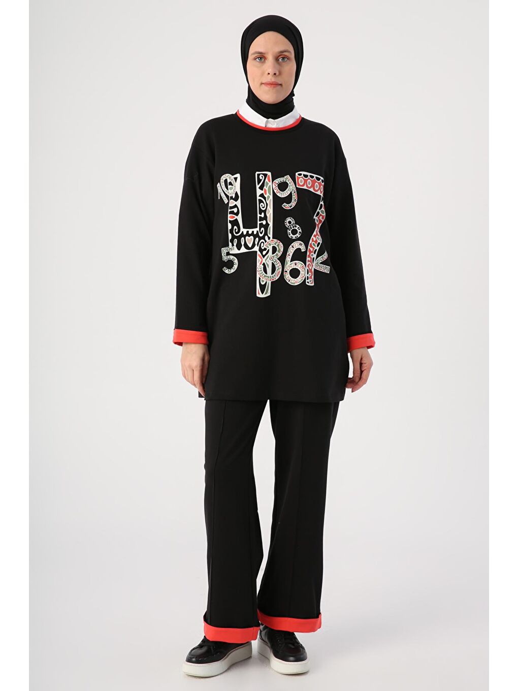 Siyah Pamuklu Üzeri Baskılı Garnili Pijama Takımı-1