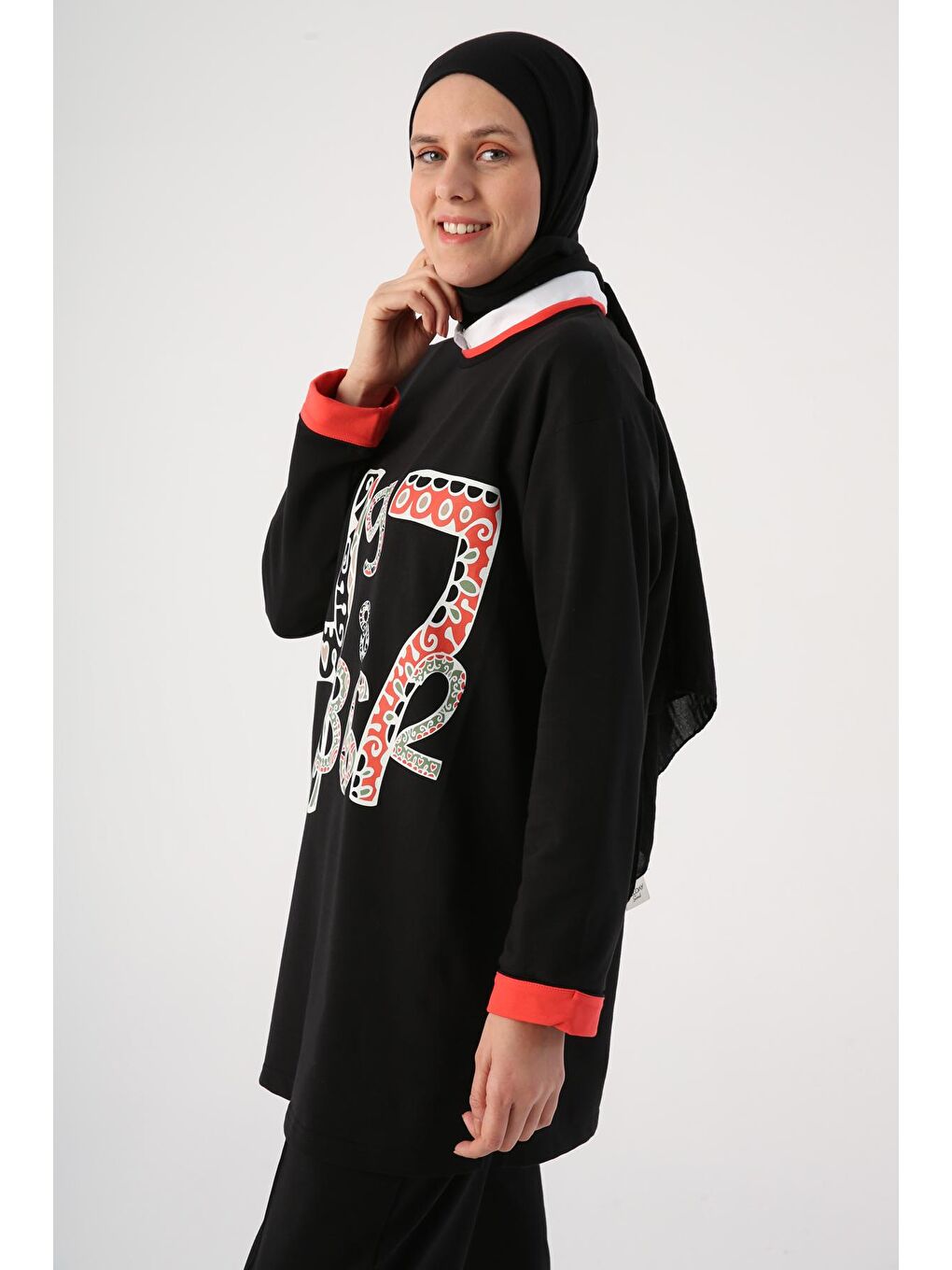 Siyah Pamuklu Üzeri Baskılı Garnili Pijama Takımı-4