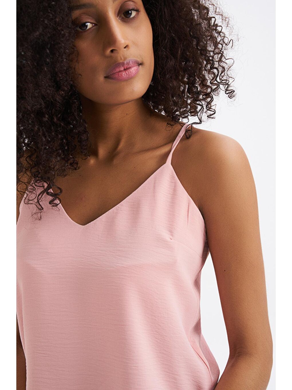 Pembe Askılı V Yaka Bluz Pudra