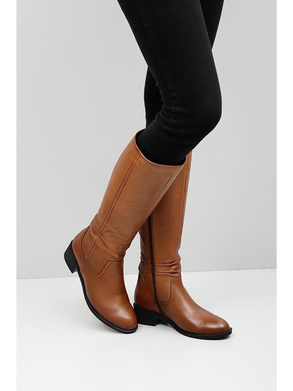 Kahverengi Hakiki Deri Yuvarlak Burun Kauçuk Taban Topuklu Fermuarlı Kadın Günlük Çizme 46519