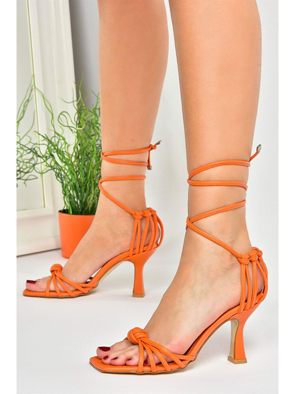 Turuncu İnce Topuklu Bilekten Bağlamalı Kadın Ayakkabı M427001909-2