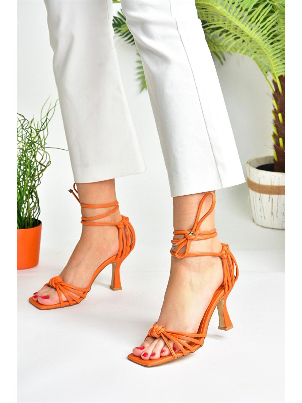 Turuncu İnce Topuklu Bilekten Bağlamalı Kadın Ayakkabı M427001909-4