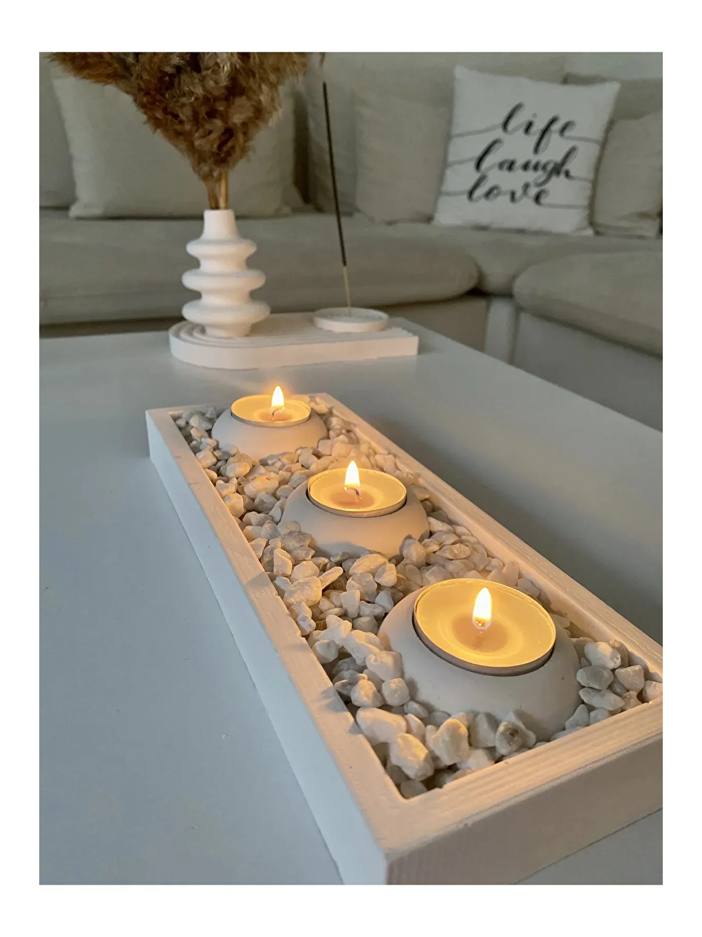 Beyaz Tabaklı Beton Mumluk ve Çakıl Taşları