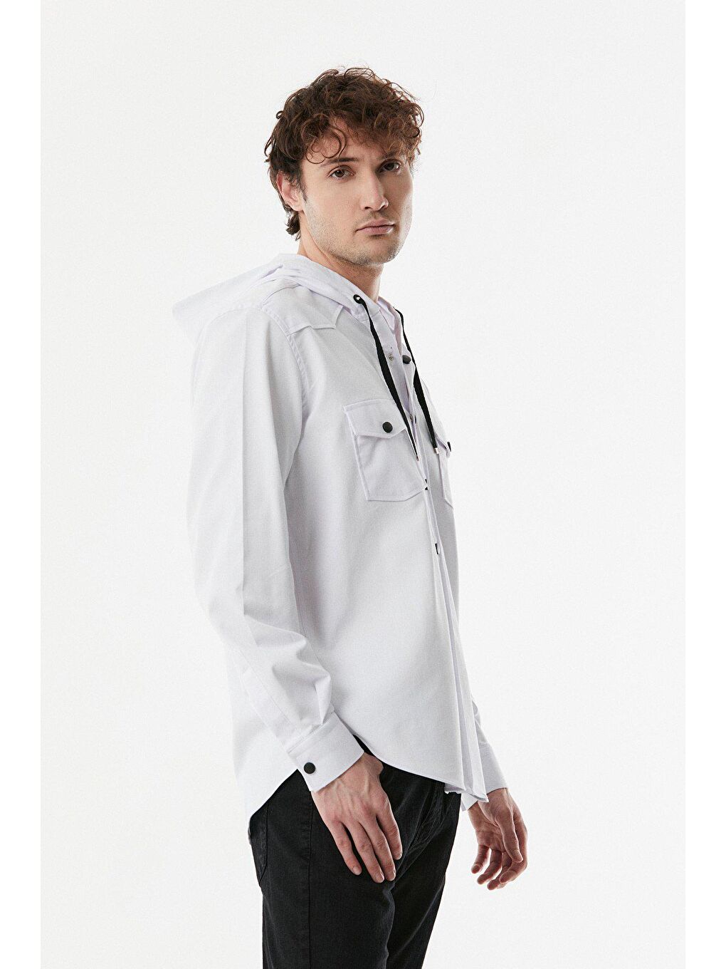 Beyaz Kapüşonlu Çift Cepli Gömlek-1