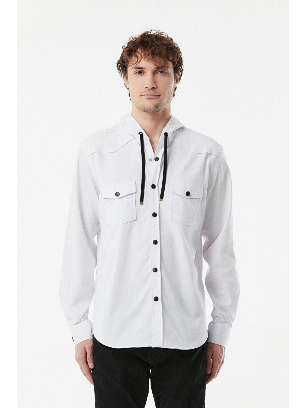 Beyaz Kapüşonlu Çift Cepli Gömlek-4