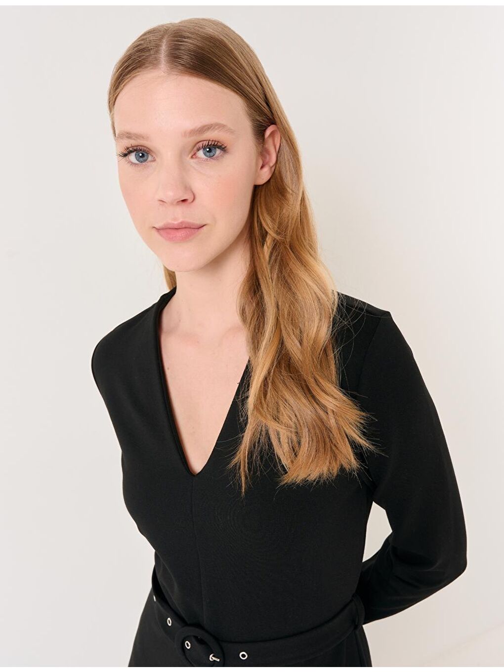 Siyah V Yaka Uzun Kollu Kemerli Tulum-1