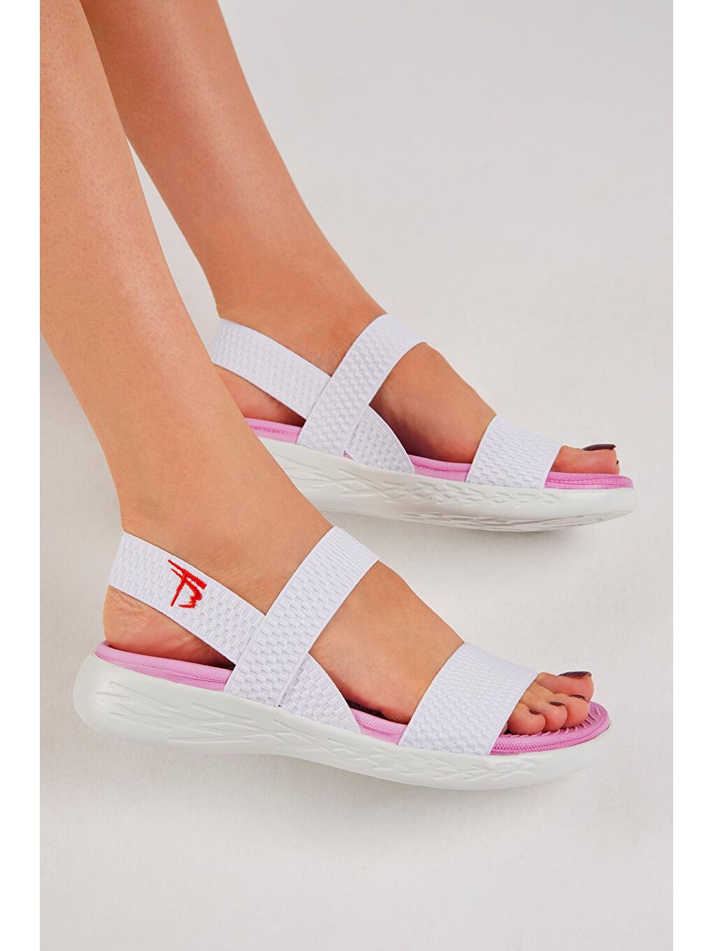 Kadın Beyaz Fuşya Lastikli Düz Rahat Kalıp Memory Taban Sandalet-1