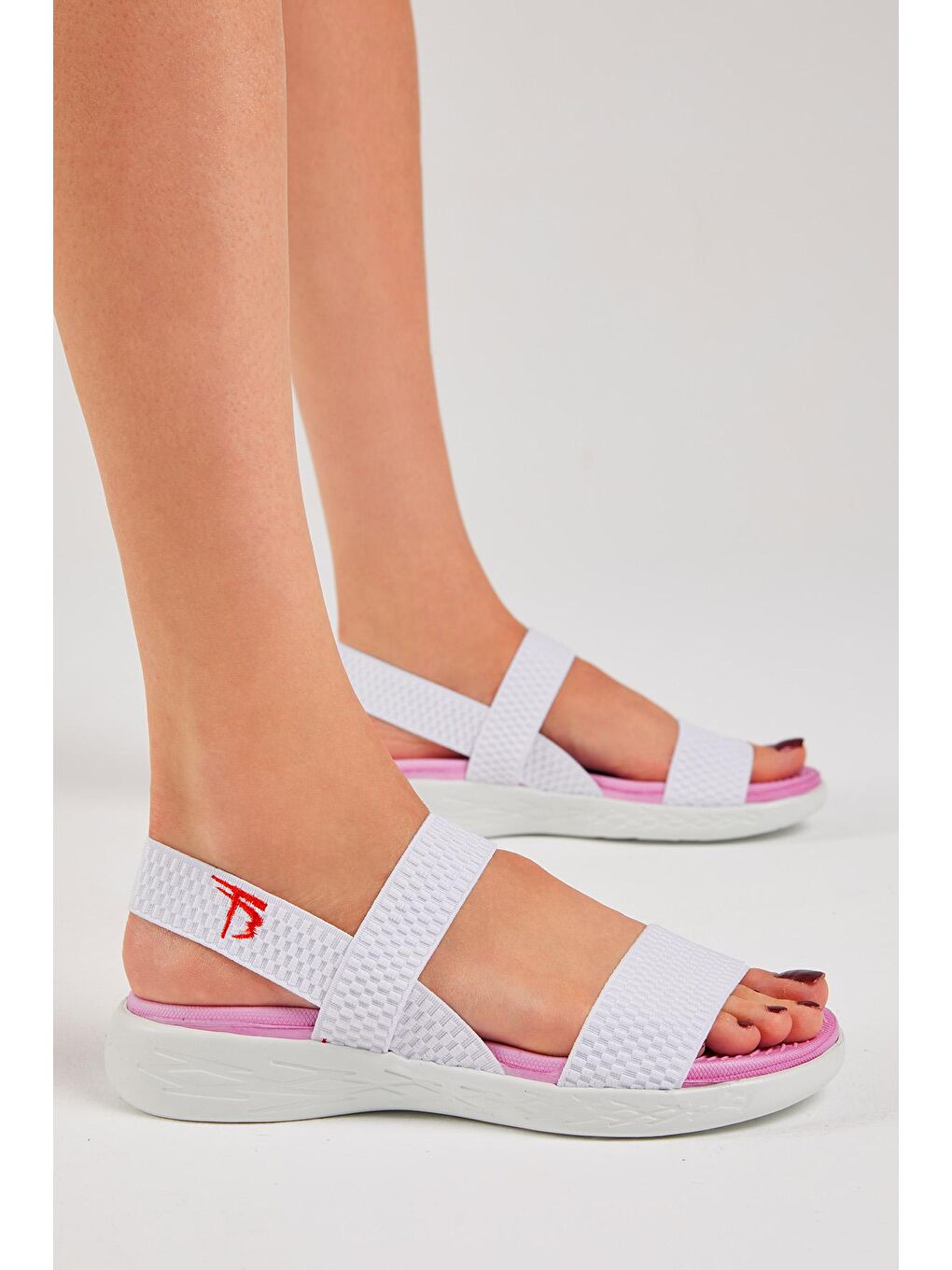 Kadın Beyaz Fuşya Lastikli Düz Rahat Kalıp Memory Taban Sandalet-2