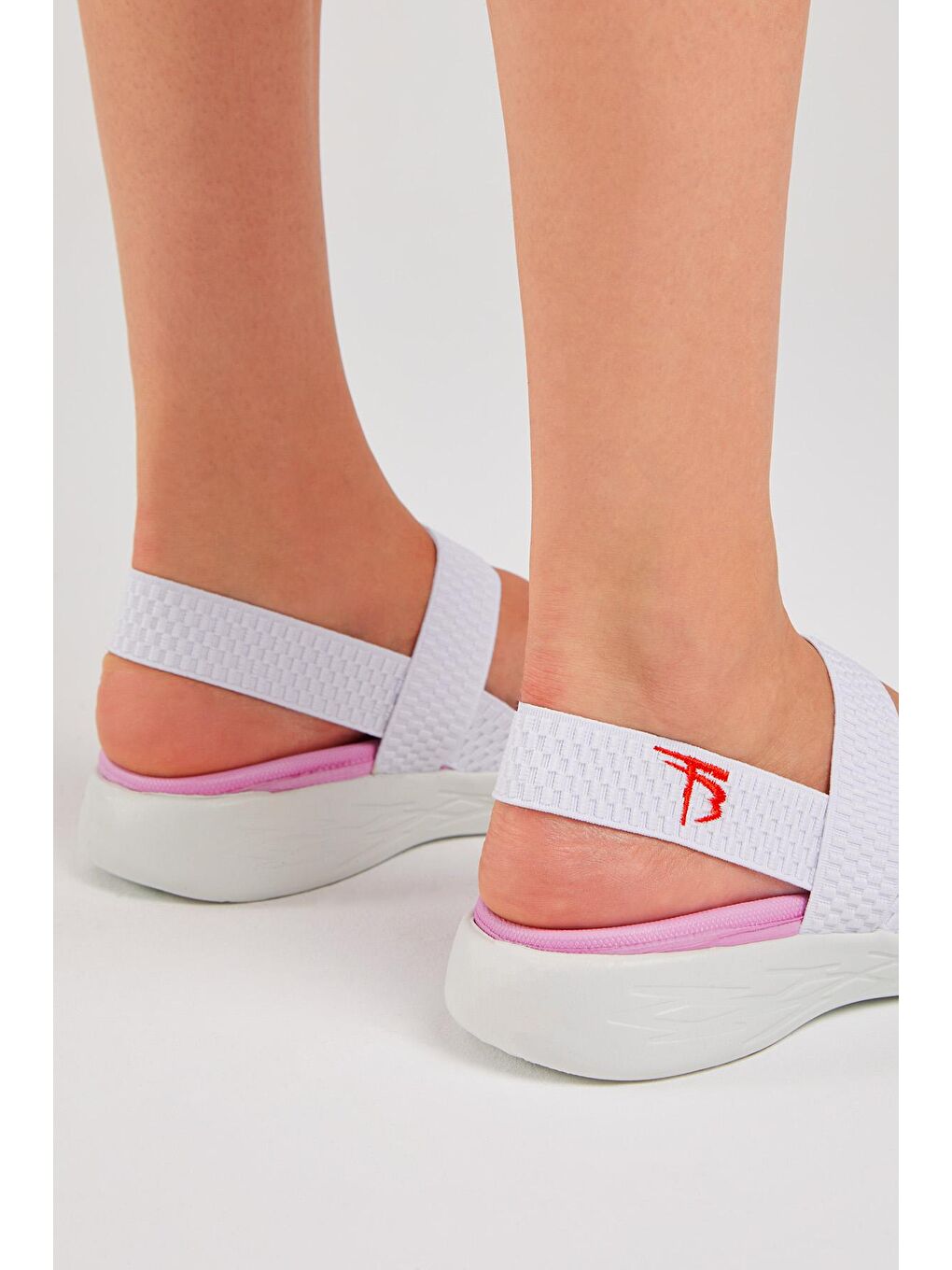 Kadın Beyaz Fuşya Lastikli Düz Rahat Kalıp Memory Taban Sandalet-4