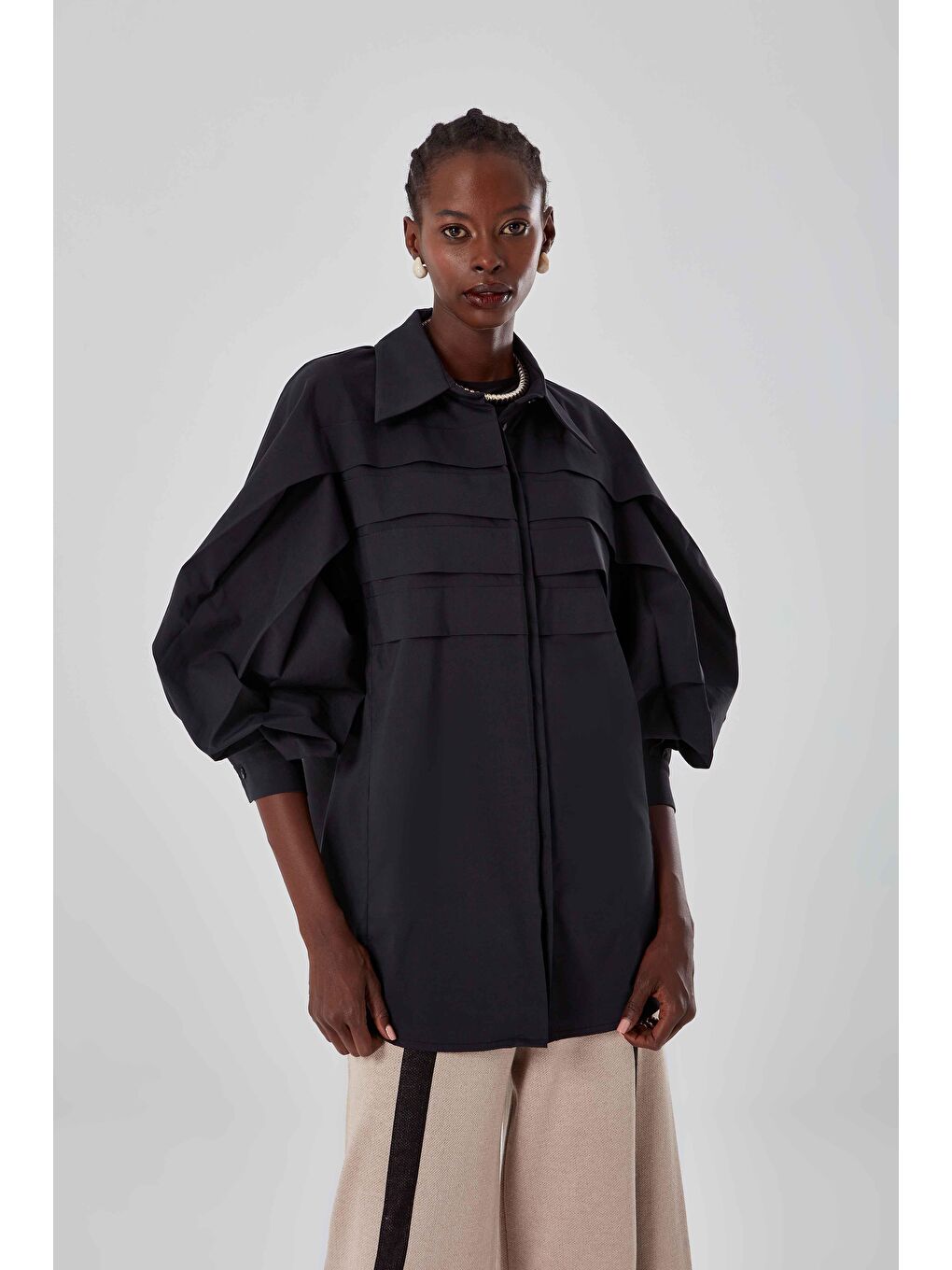 Önü Kat Pileli Siyah Gömlek-1