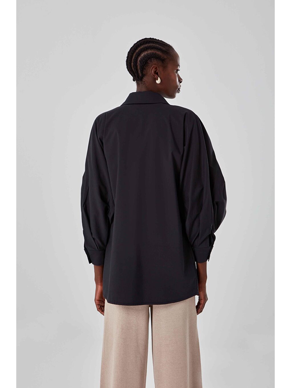 Önü Kat Pileli Siyah Gömlek-3