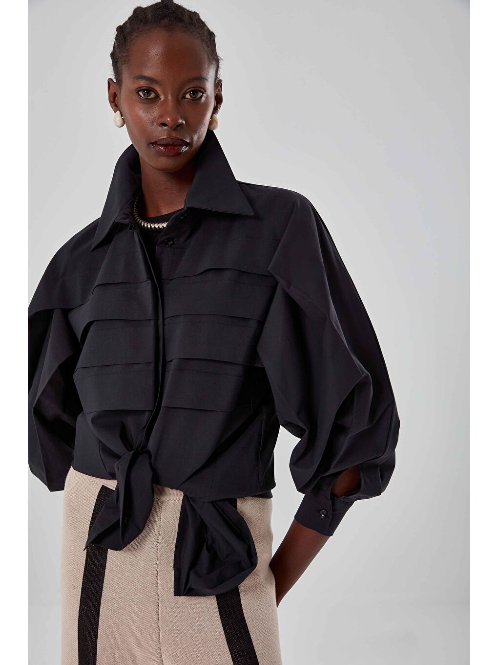 Önü Kat Pileli Siyah Gömlek-4