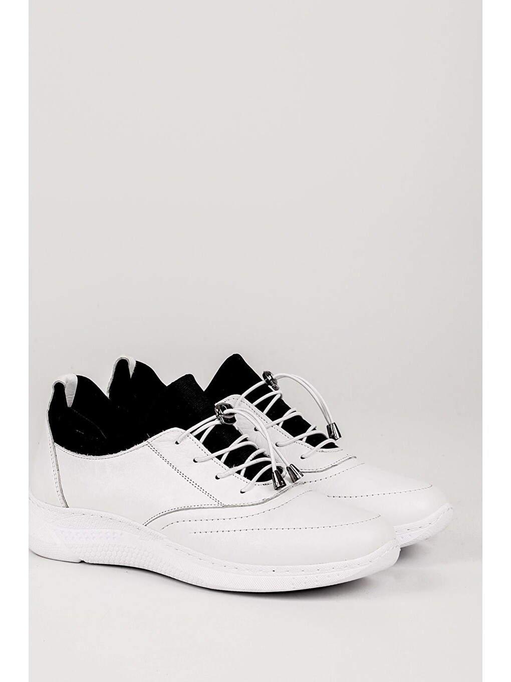 Beyaz Hakiki Deri Yuvarlak Burun Dolgu Taban Bağcıklı Kadın Sneaker 42610-1