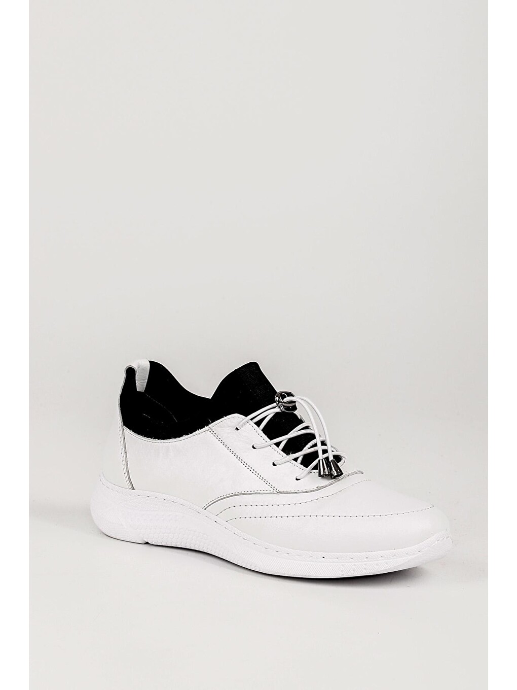 Beyaz Hakiki Deri Yuvarlak Burun Dolgu Taban Bağcıklı Kadın Sneaker 42610-3