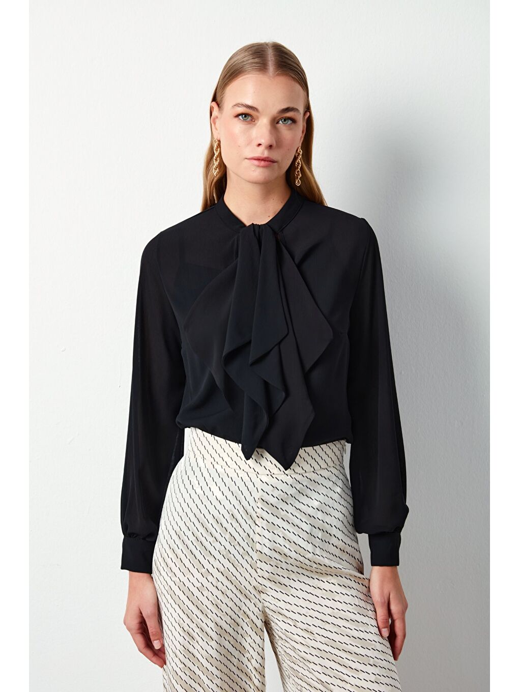 Fular Detaylı Salaş Bluz - Siyah