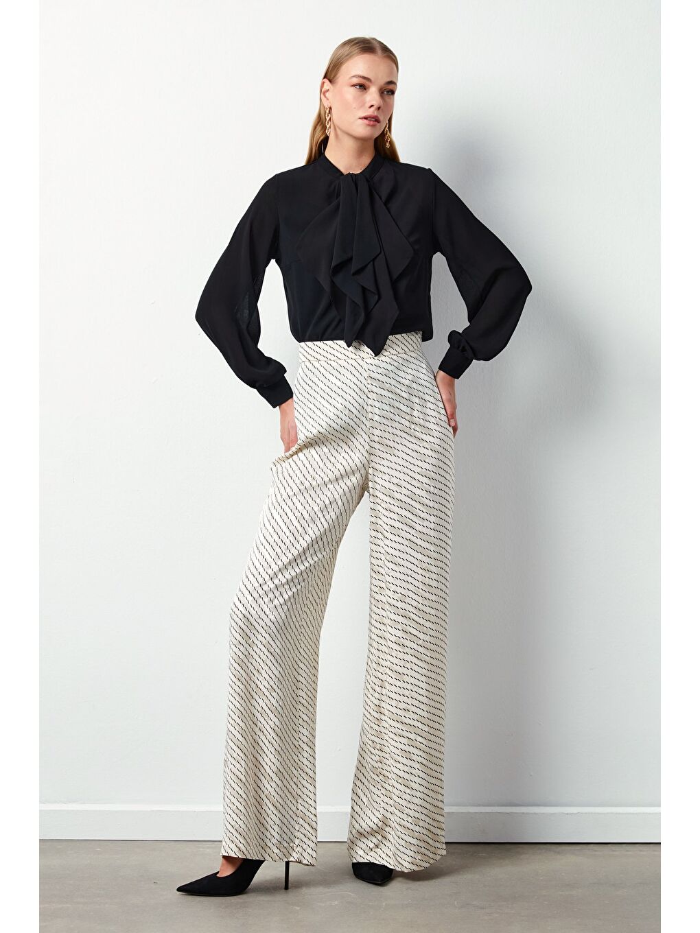 Fular Detaylı Salaş Bluz - Siyah-2