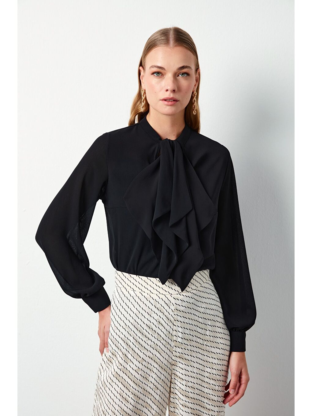 Fular Detaylı Salaş Bluz - Siyah-4