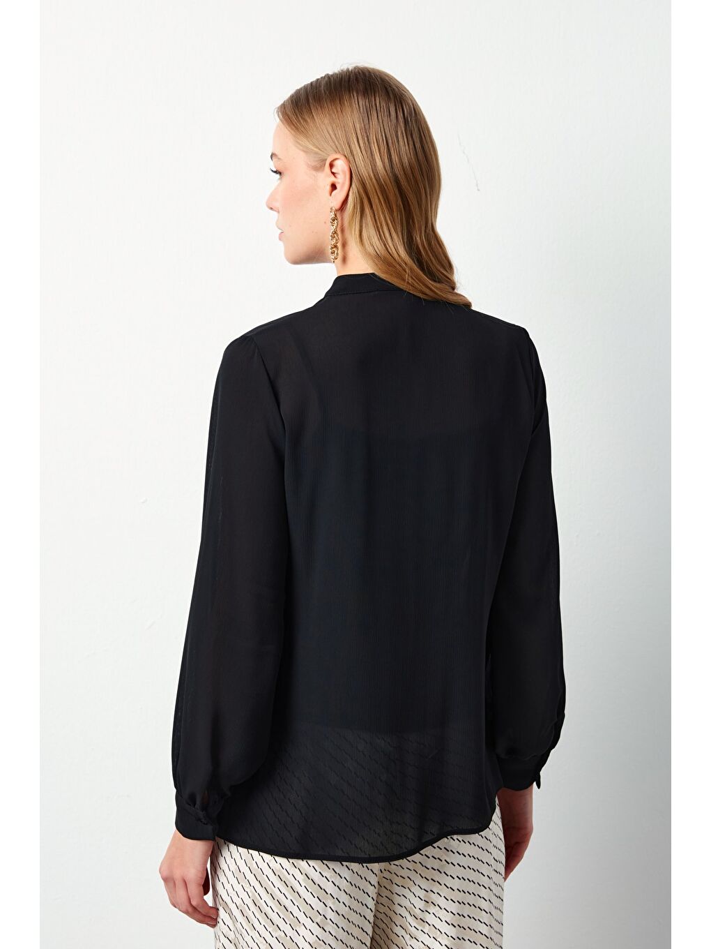 Fular Detaylı Salaş Bluz - Siyah-5