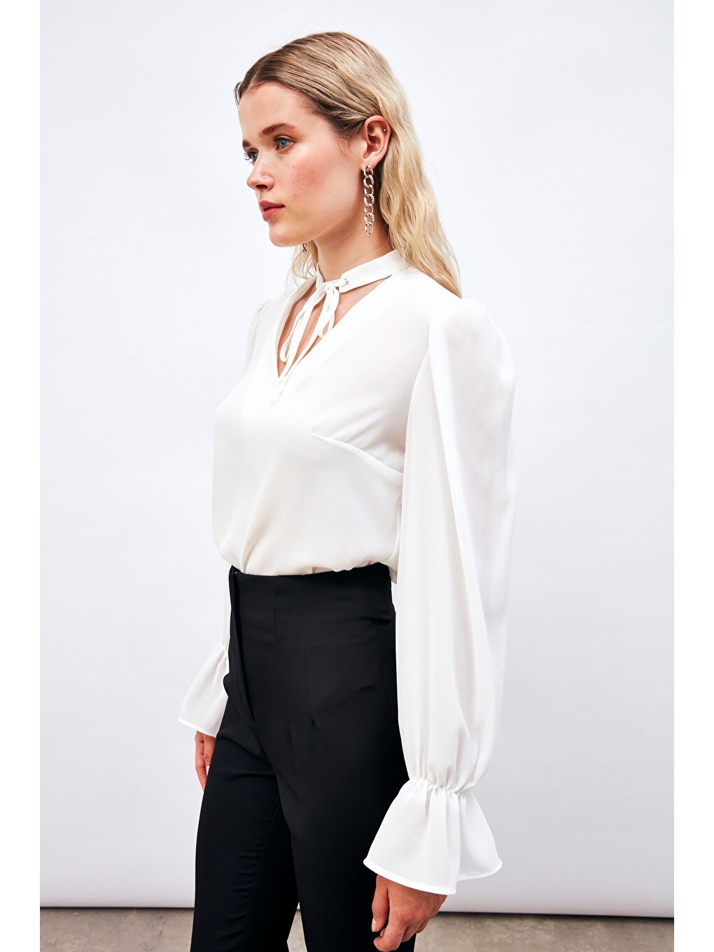 Yaka Bağlama Detaylı Salaş Bluz - Ekru