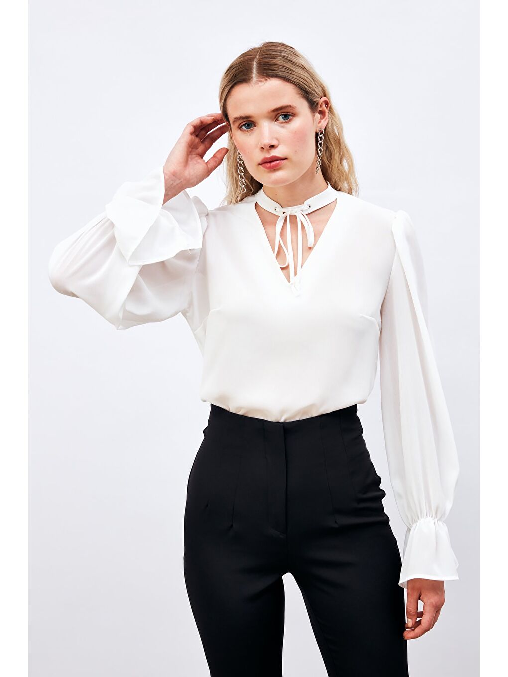 Yaka Bağlama Detaylı Salaş Bluz - Ekru-1