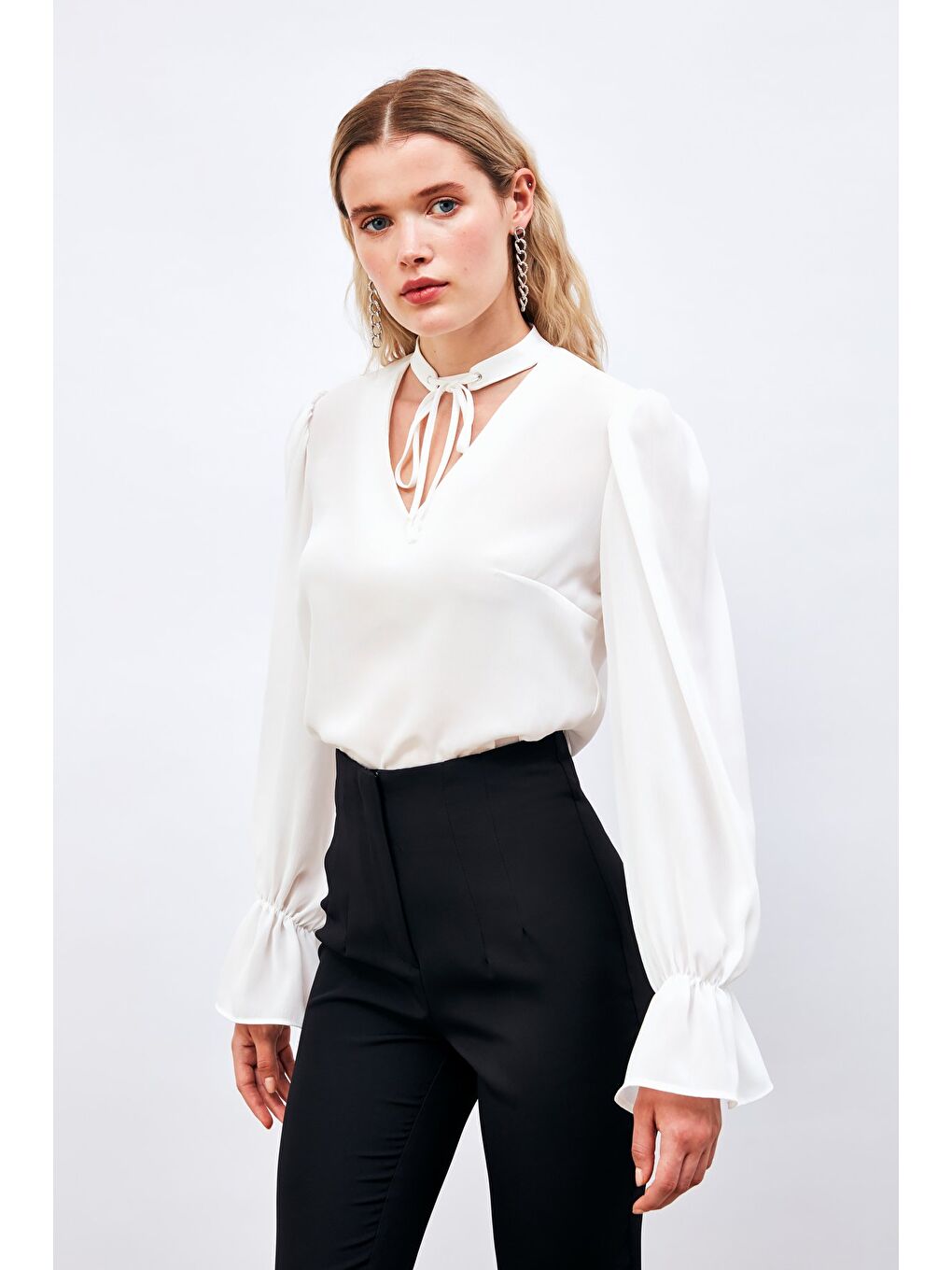 Yaka Bağlama Detaylı Salaş Bluz - Ekru-3