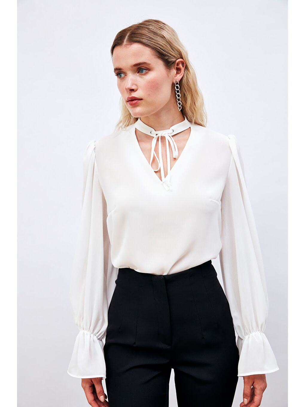 Yaka Bağlama Detaylı Salaş Bluz - Ekru-4