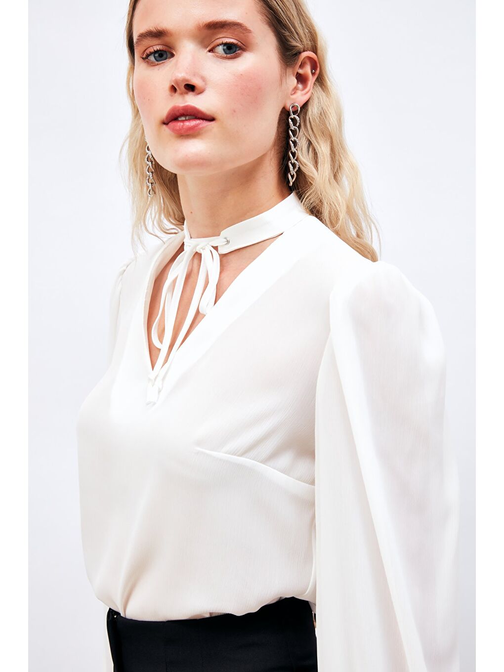 Yaka Bağlama Detaylı Salaş Bluz - Ekru-5