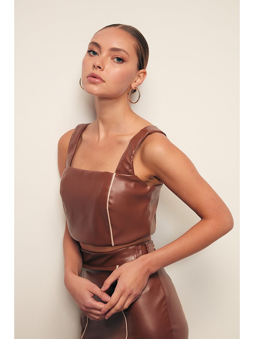 Kahverengi Kontrast Deri Crop Bluz - Kahve-1