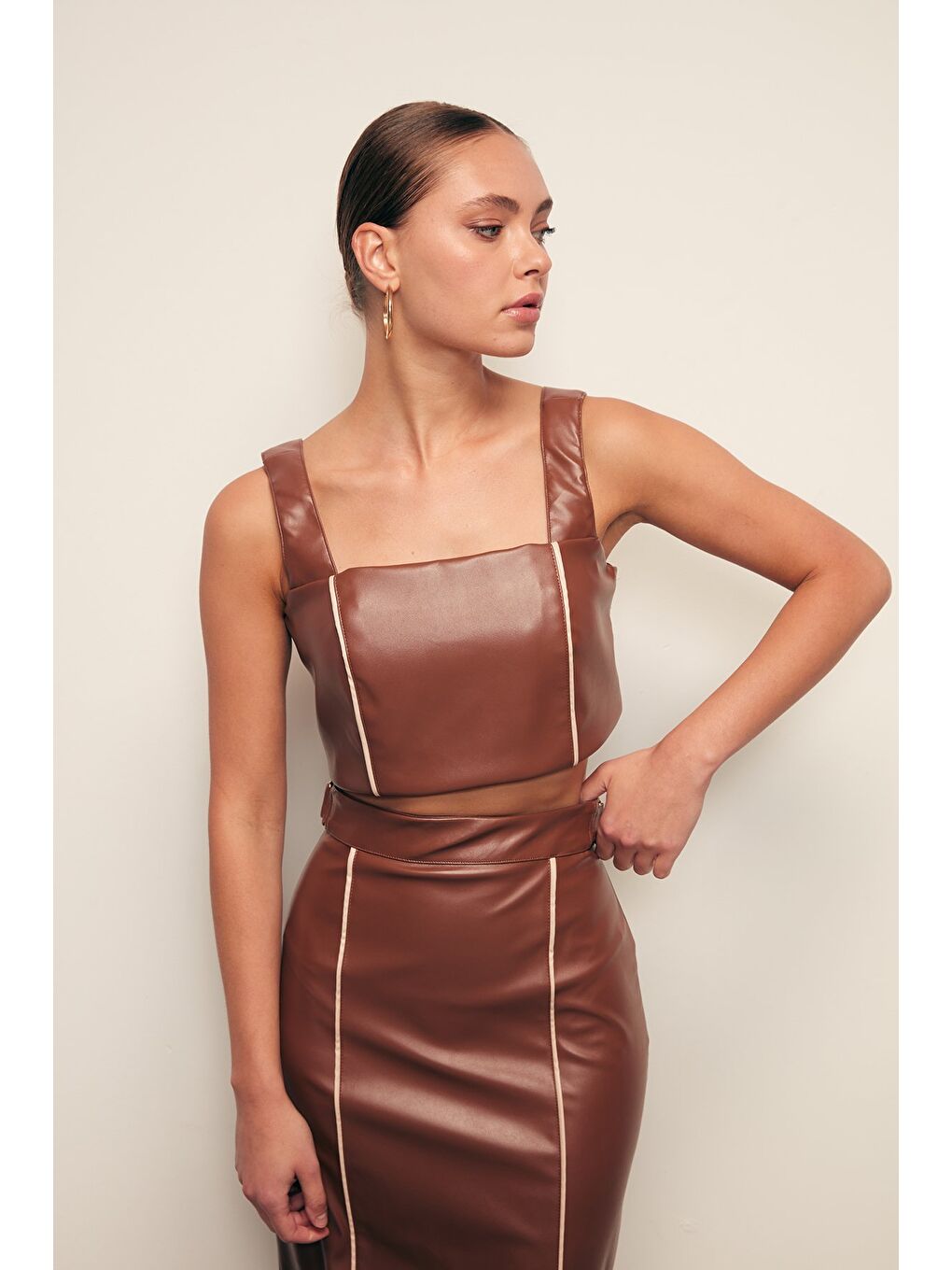 Kahverengi Kontrast Deri Crop Bluz - Kahve-4