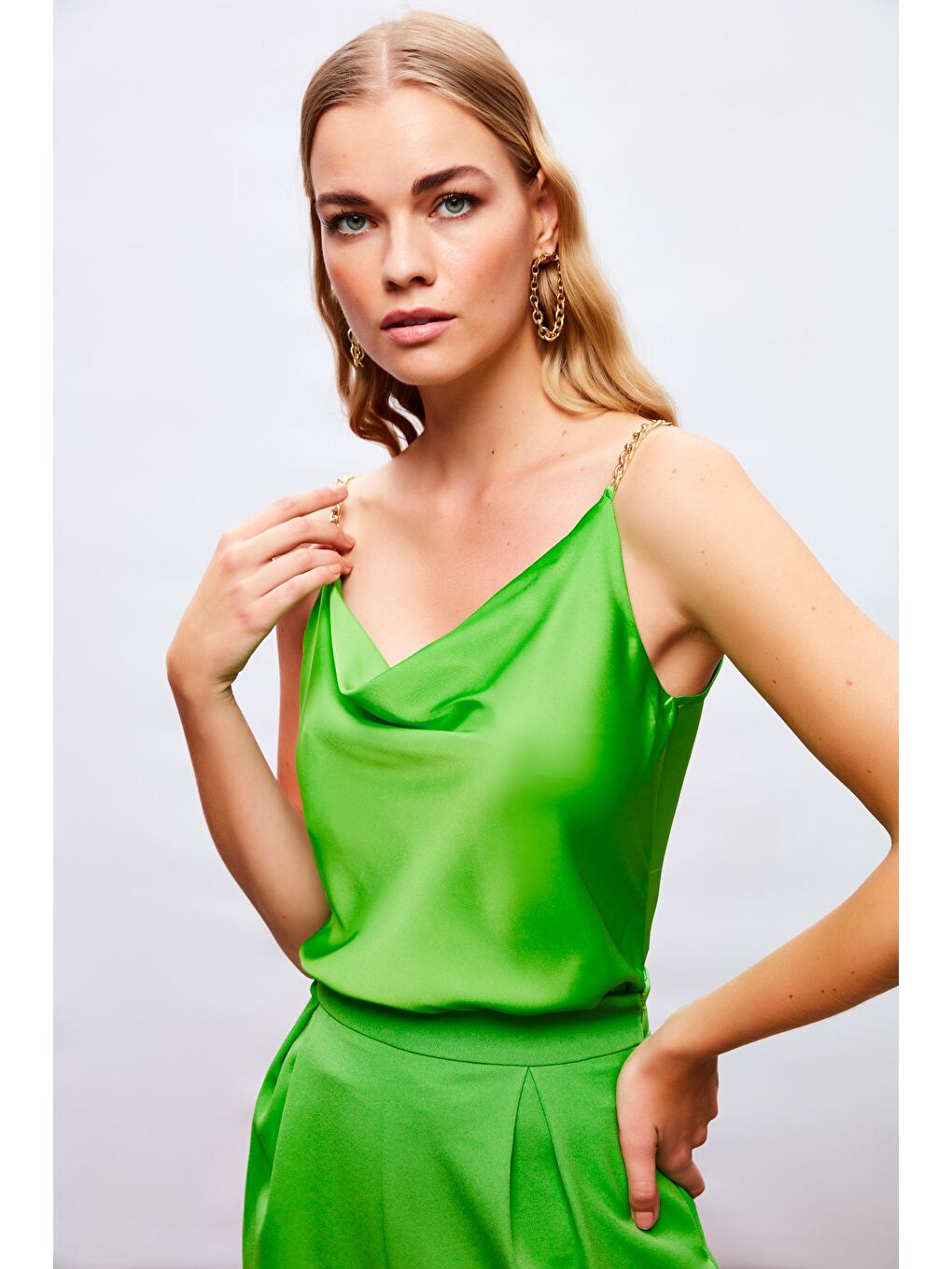 Zincir Askılı Saten Bluz - Açık Yeşil