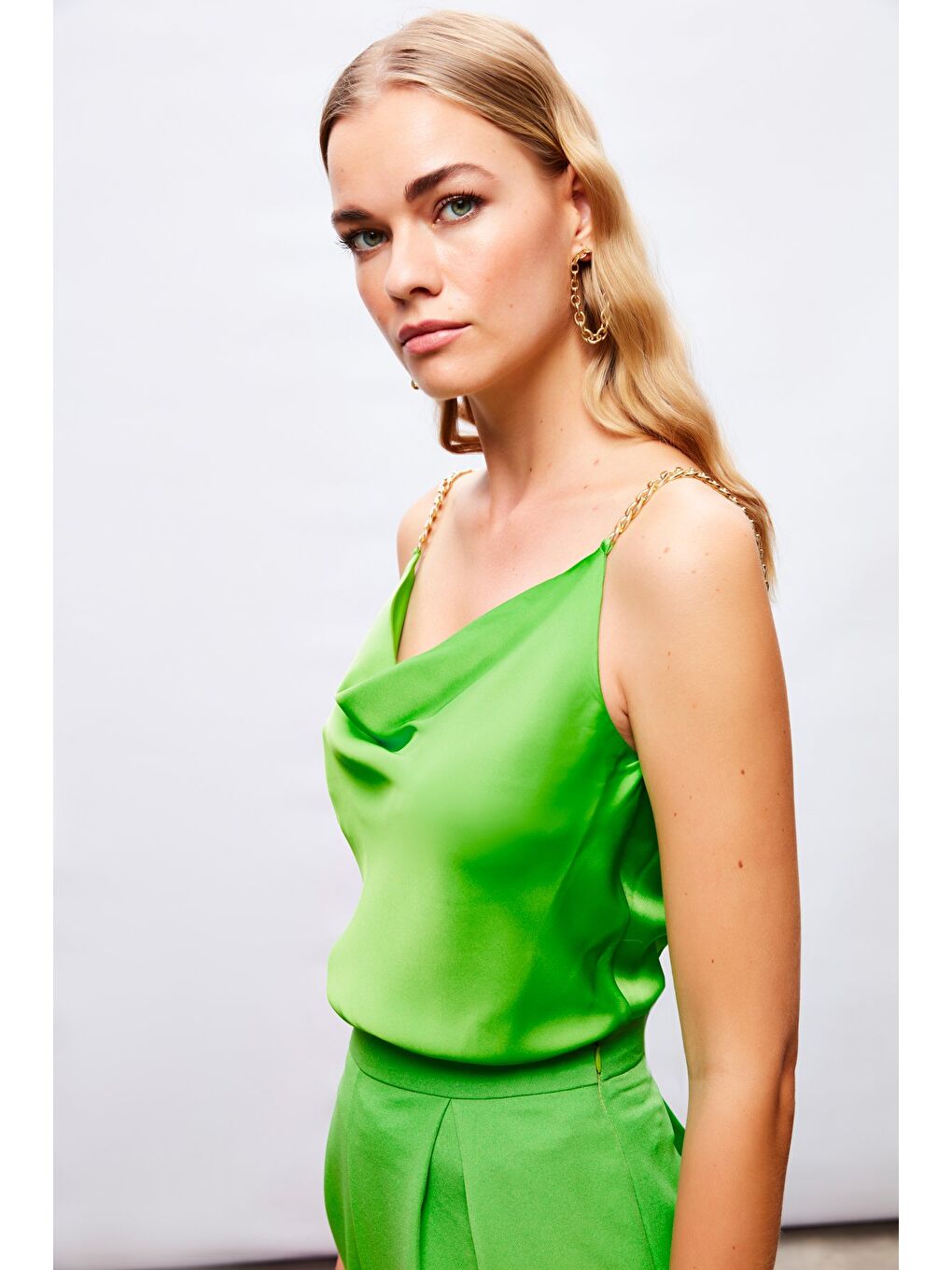 Zincir Askılı Saten Bluz - Açık Yeşil-1