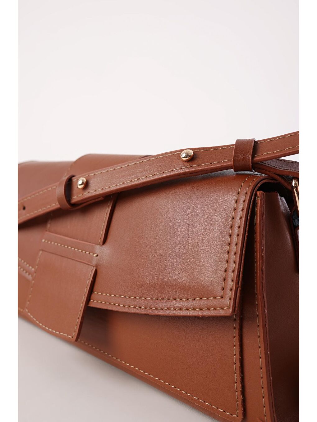 Beyaz Taba Büzgü Askı Detaylı Kapaklı El Ve Omuz Çantası-3