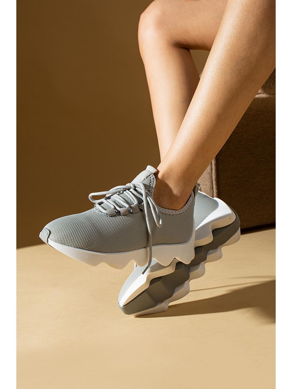 Gri Fileli Kalın Hafif Taban Bağcıklı Kadın Sneakers 49-125-23