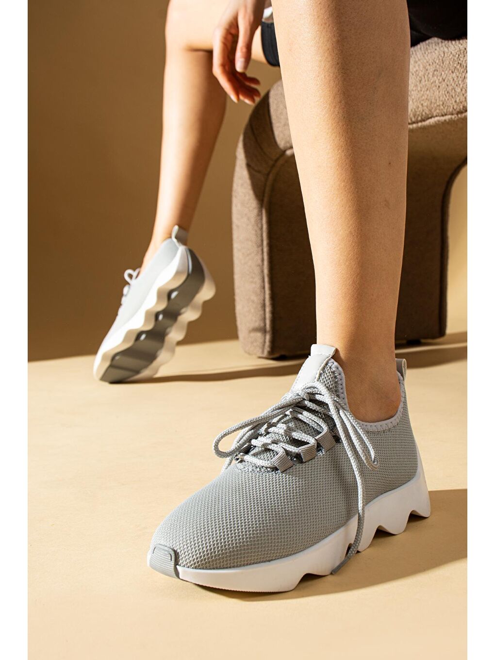 Gri Fileli Kalın Hafif Taban Bağcıklı Kadın Sneakers 49-125-23-2
