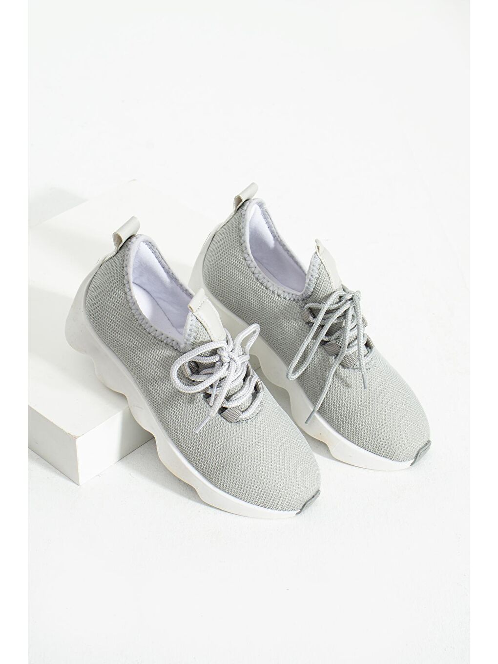 Gri Fileli Kalın Hafif Taban Bağcıklı Kadın Sneakers 49-125-23-3
