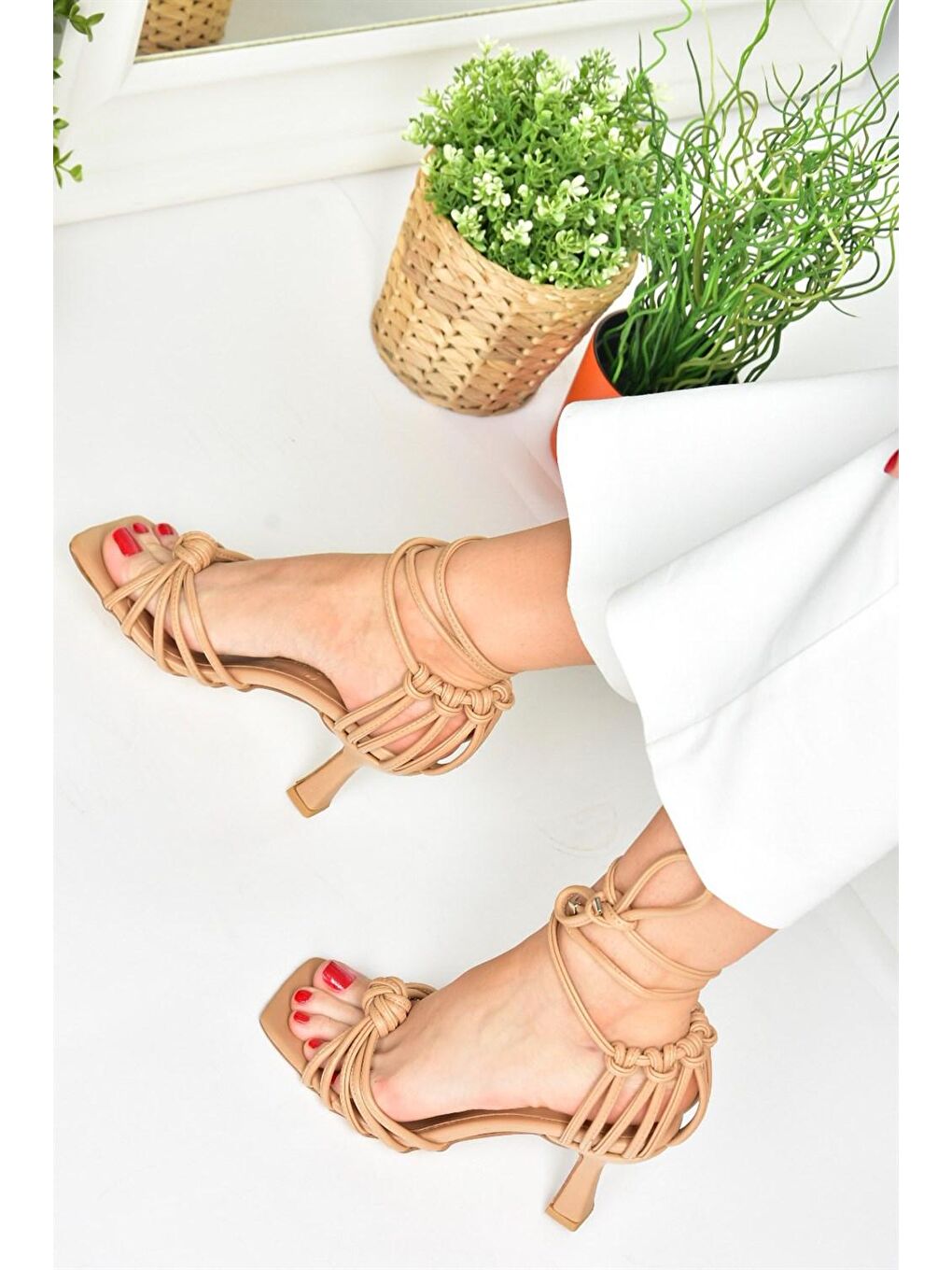 Bej Ten İnce Topuklu Bilekten Bağlamalı Kadın Ayakkabı M427001909-3