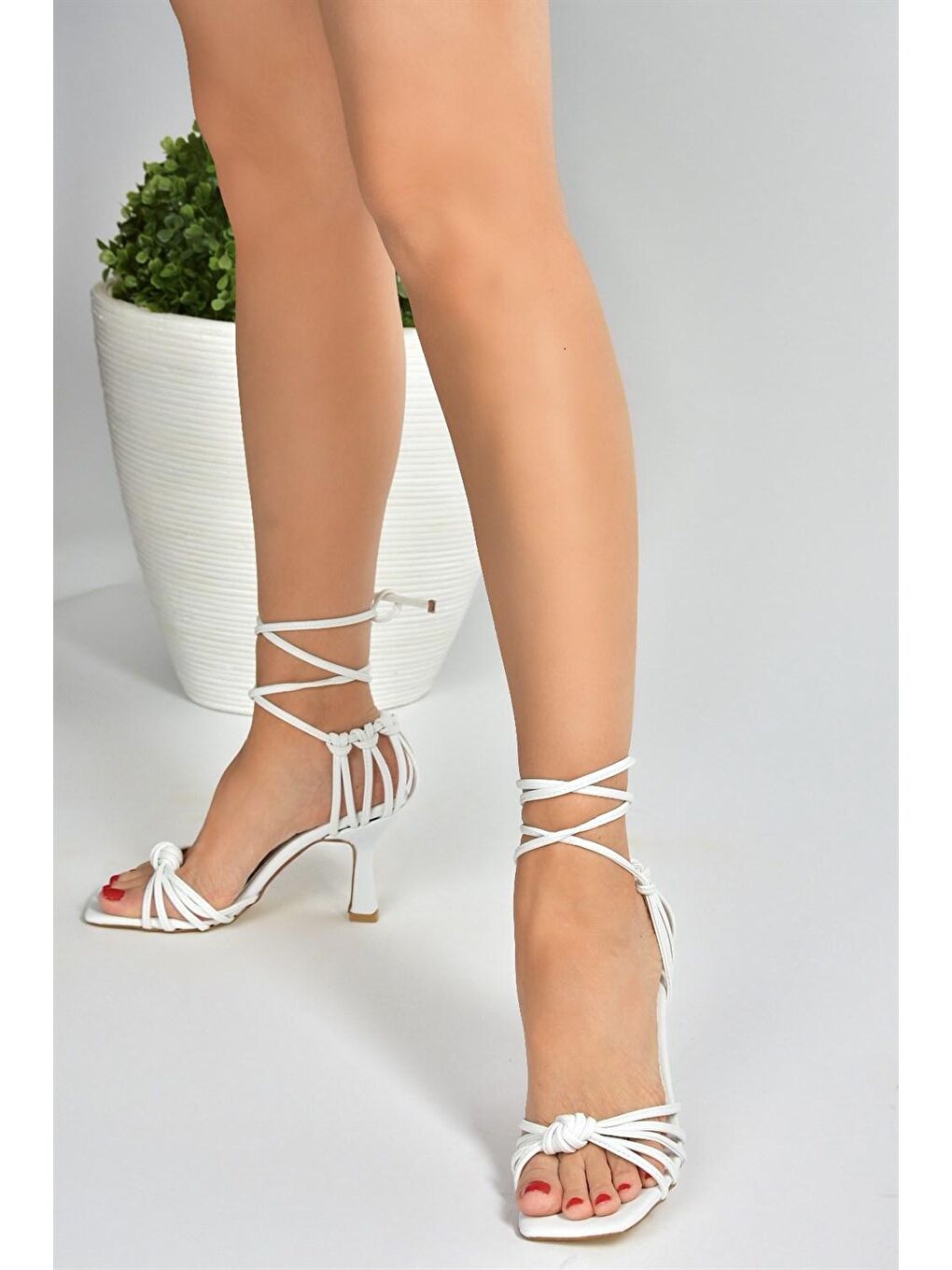 Beyaz İnce Topuklu Bilekten Bağlamalı Kadın Ayakkabı M427001909-1