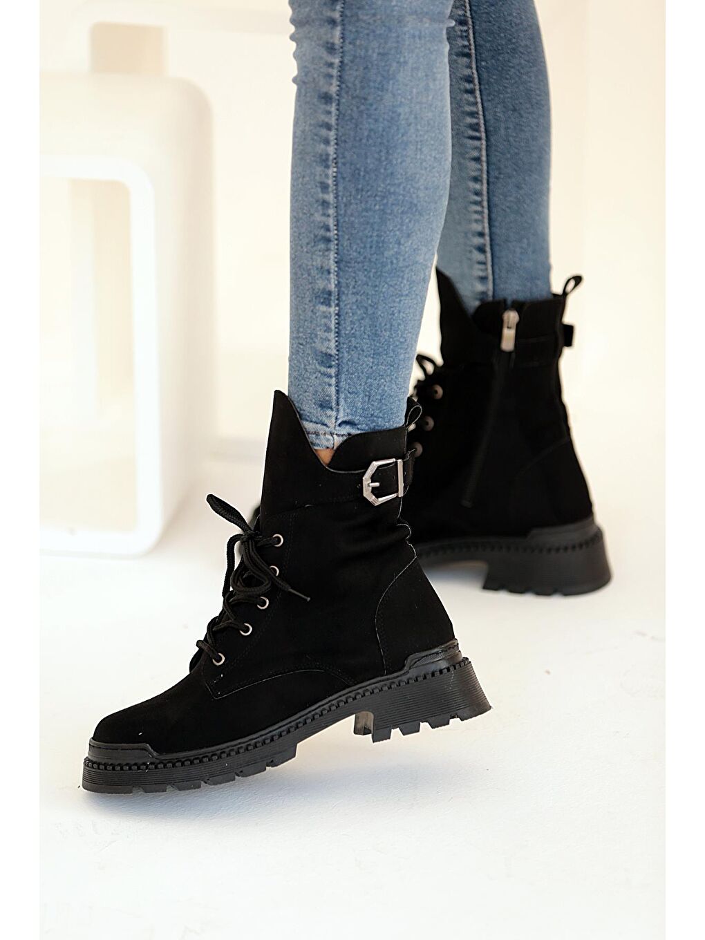 Siyah Kaymaz Taban Fermuar & Bağcık Rahat Taban Kadın Postal Bot 001-8671-22Süet