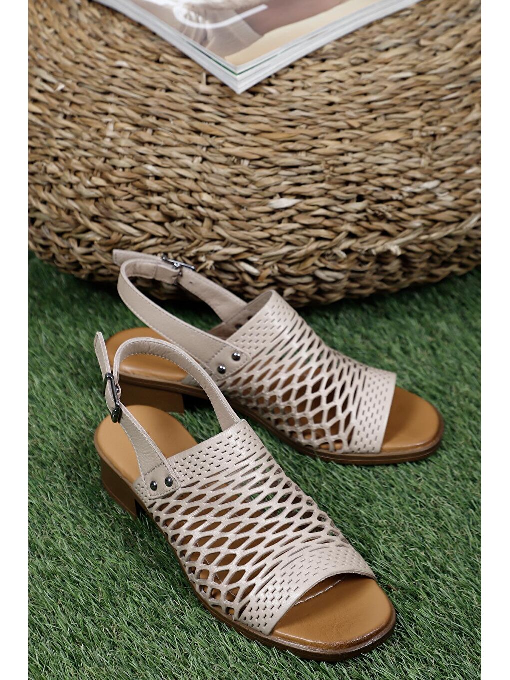 Bej Hakiki Deri Kısa Kalın Topuklu Kadın Sandalet 45661