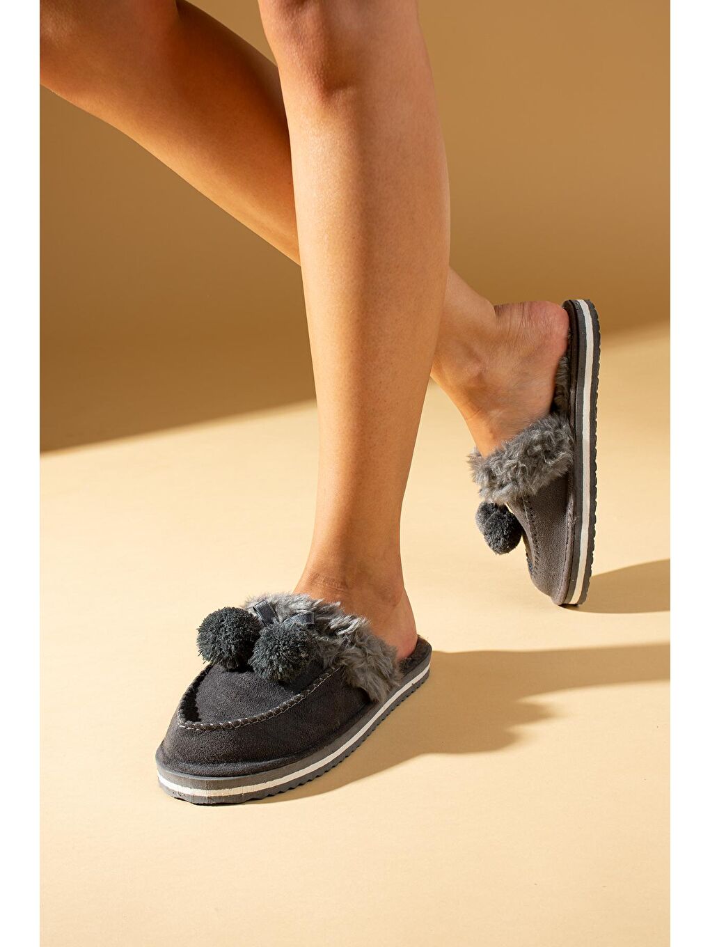 Gri Ponponlu Termal Taban İçi Tüylü  Kadın Ev Terliği 001-021-21 Füme-1