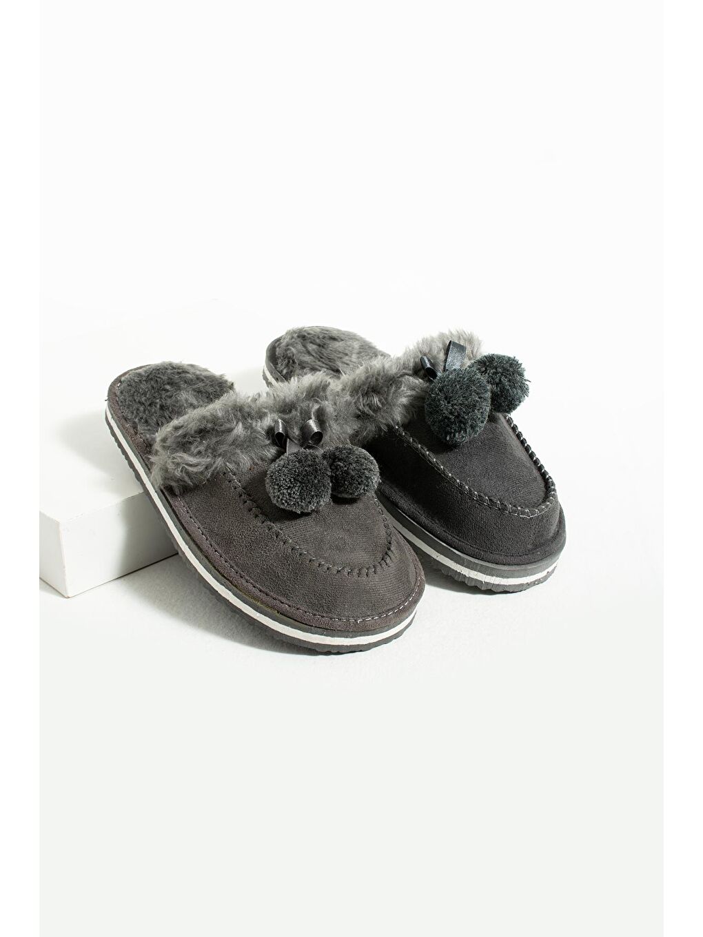 Gri Ponponlu Termal Taban İçi Tüylü  Kadın Ev Terliği 001-021-21 Füme-3