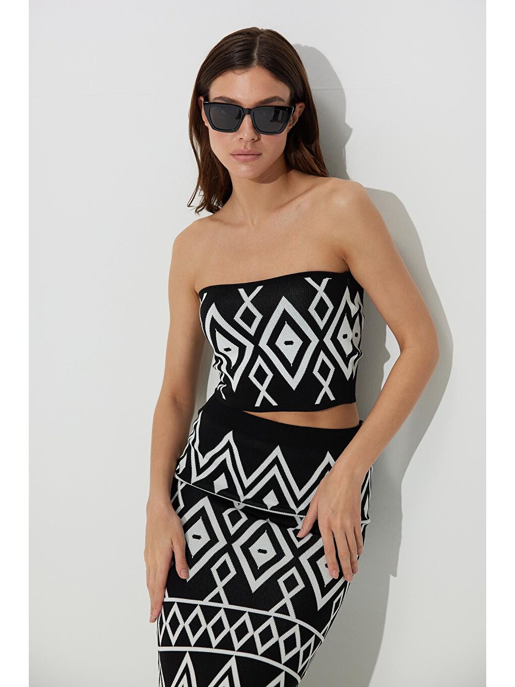 Siyah Ekru Geometrik Desenli Crop  SS23CT4658Sİ