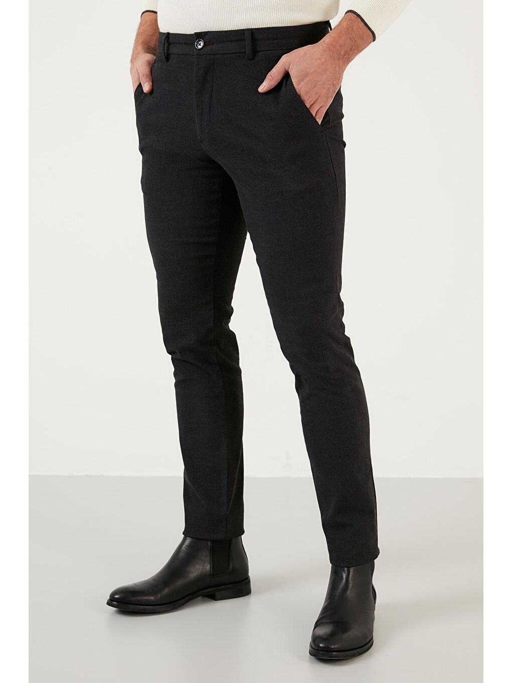 Siyah Pamuklu Normal Bel Slim Fit Dar Paça Erkek Pantolon 216SACUNES