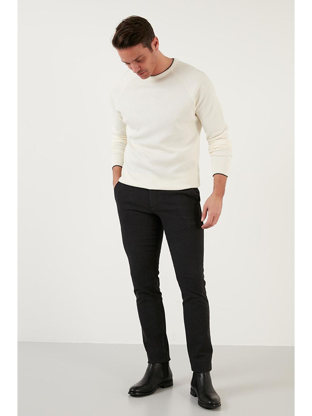 Siyah Pamuklu Normal Bel Slim Fit Dar Paça Erkek Pantolon 216SACUNES-1