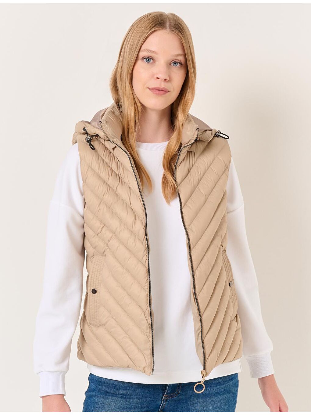 Bej Kapüşonlu Fermuarlı Cepli Şişme Yelek Mont